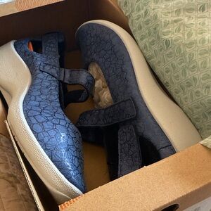 Arcopedico Blue Textured Sneakers